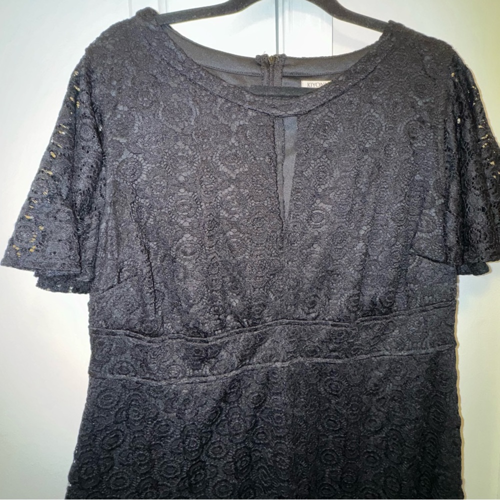 EUC Kiyonna Black Lace Dress 1X with peephole neck flutter sleeve